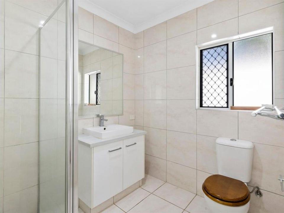 Room in Mooroobool for $450