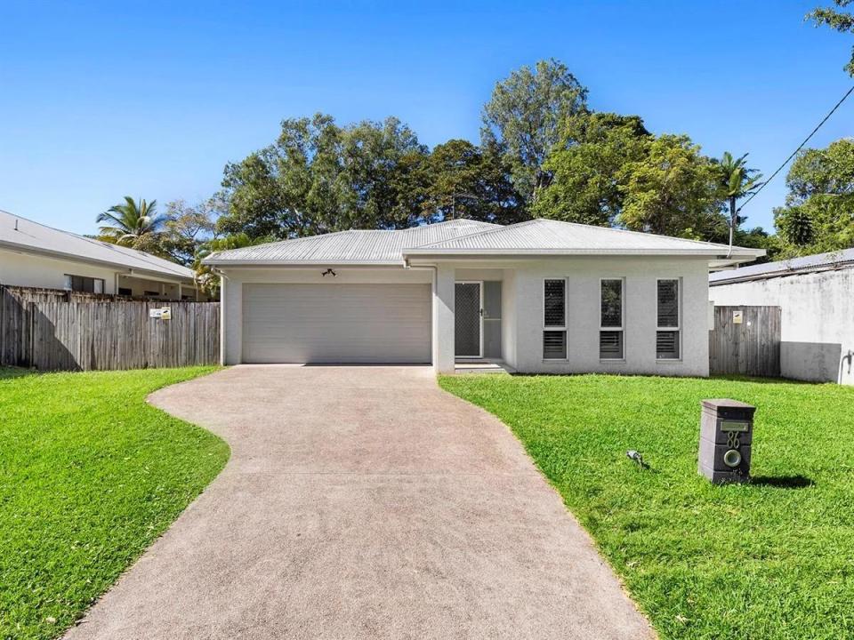 Room in Mooroobool for $450