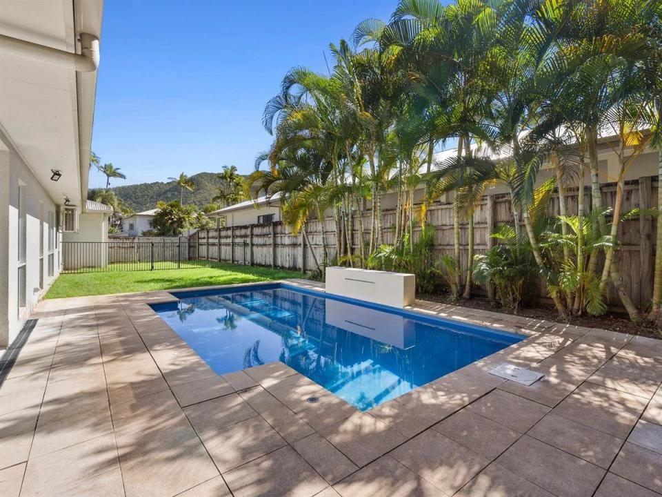 Room in Mooroobool for $450