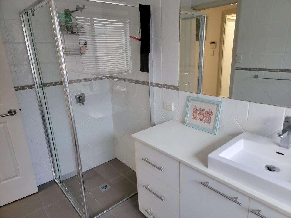 Room in Hope Island for $430